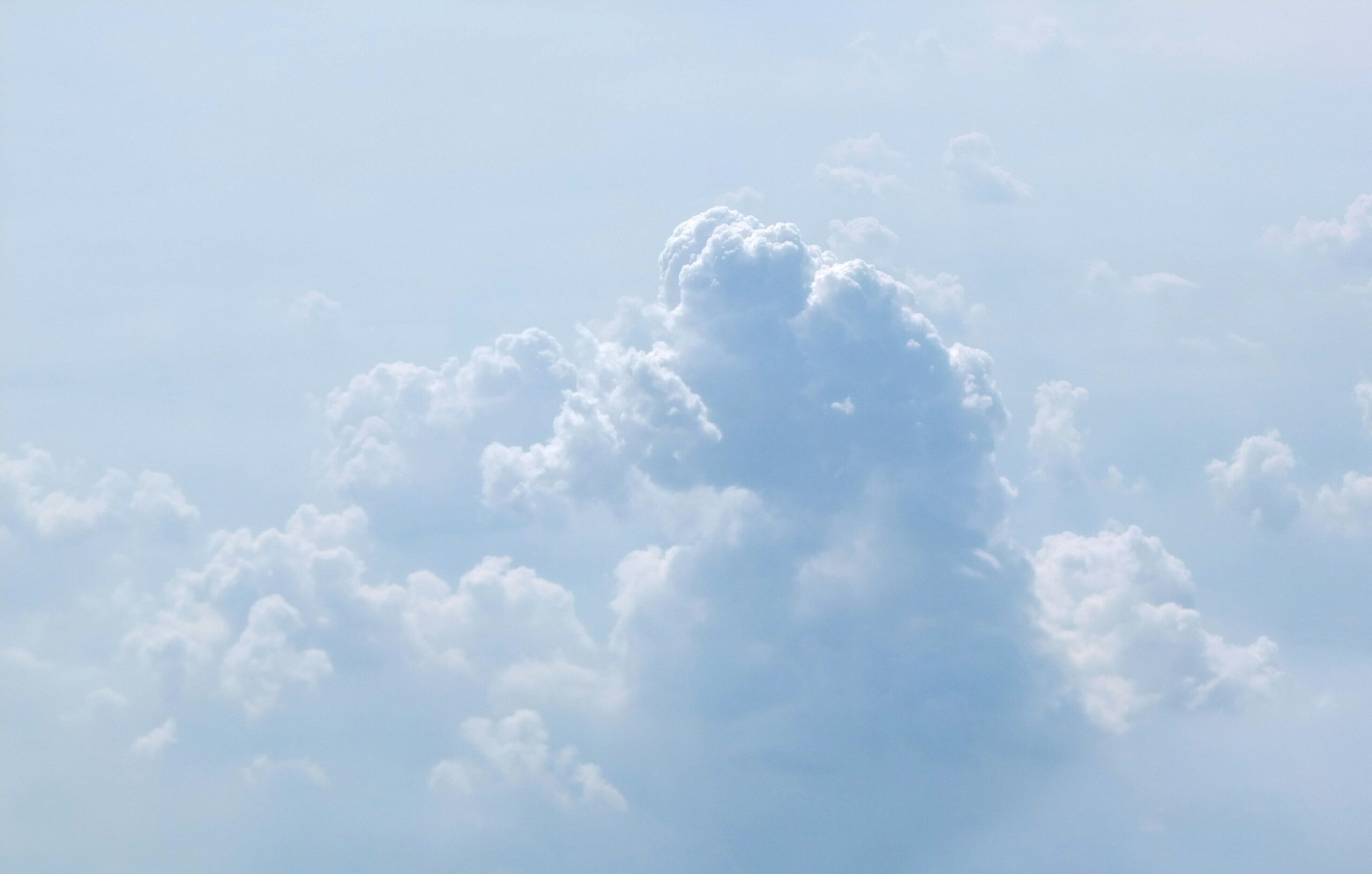 Illustration showing multiple organizations sharing a community cloud platform.