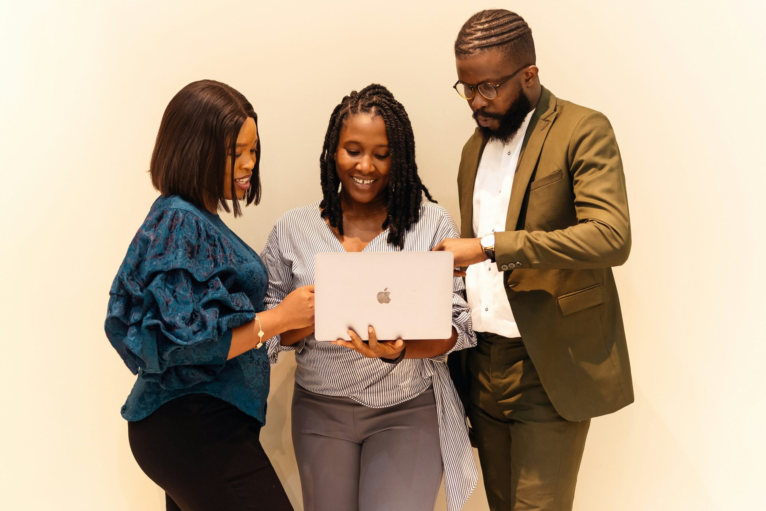 Infographic explaining the evolution of cloud services: Public vs Private vs Community Cloud.