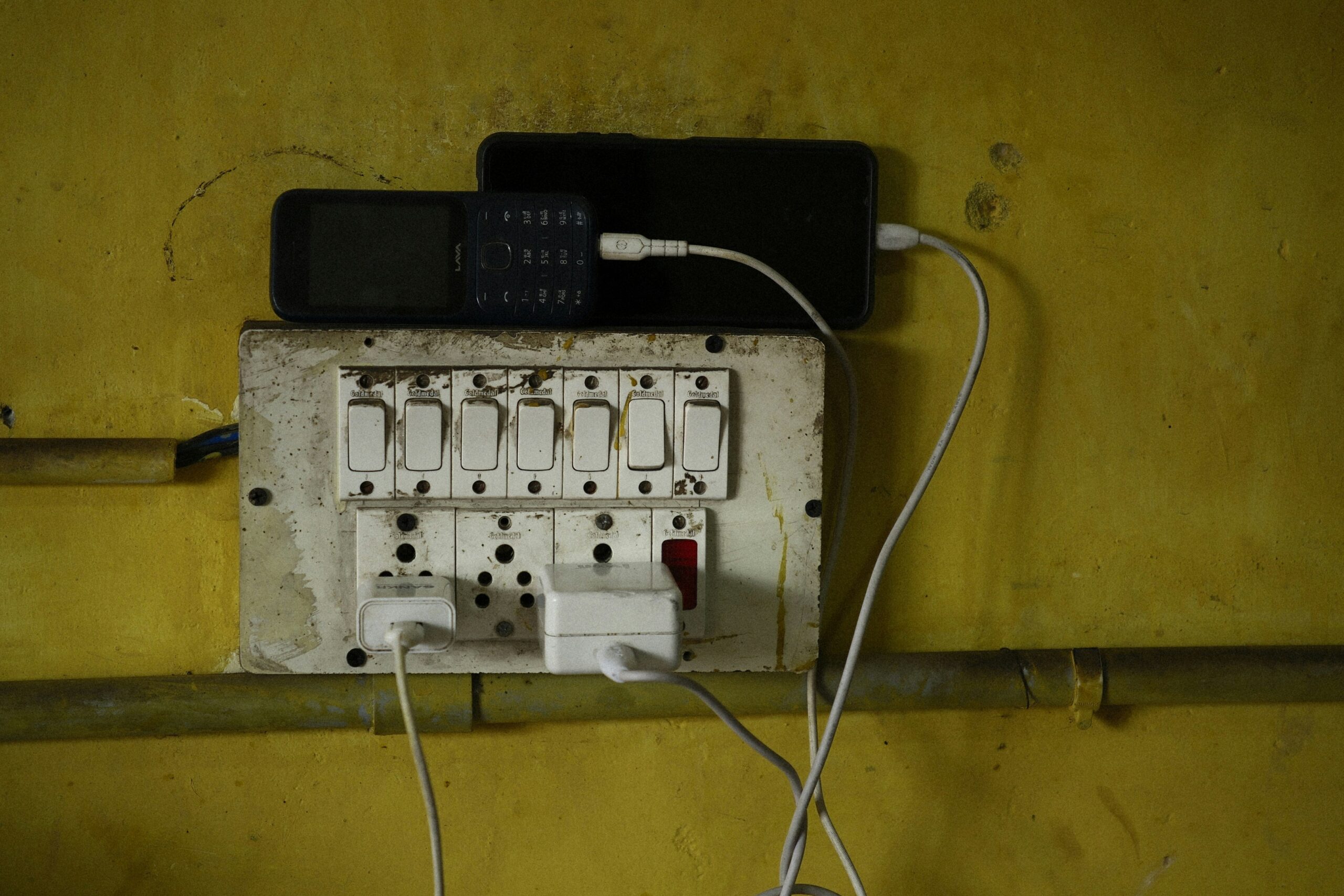 Infographic showing growth statistics of community cloud adoption by industry sectors.