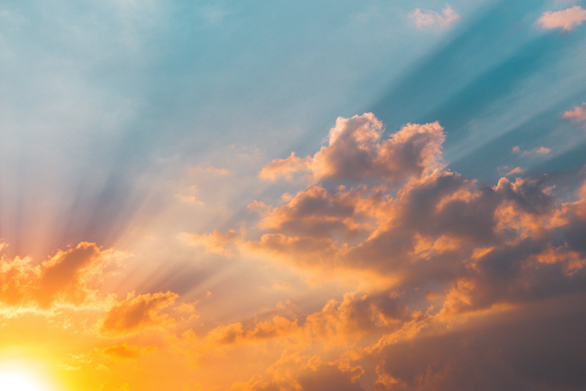 An image illustrating a team discussing a cloud-related breach incident