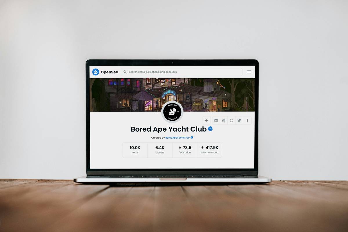 Infographic showing benefits of community clouds like cost efficiency and improved collaboration.