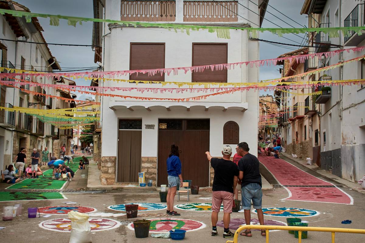 Bar graph comparing efficiency gains in healthcare vs education sectors using community cloud solutions