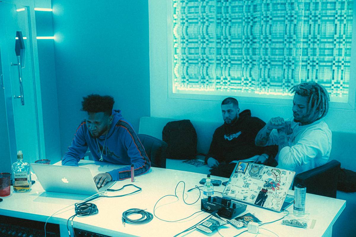 Illustration comparing traditional access models vs zero trust