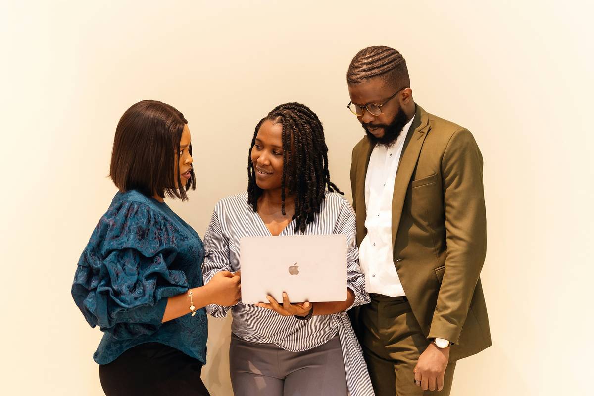 Infographic showing the benefits of community clouds, including cost savings, scalability, and enhanced security.