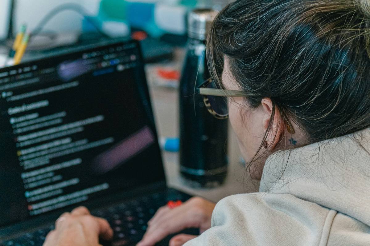 Bar chart showing 37% average productivity loss in community clouds using generic SaaS vs. purpose-built collaboration stacks