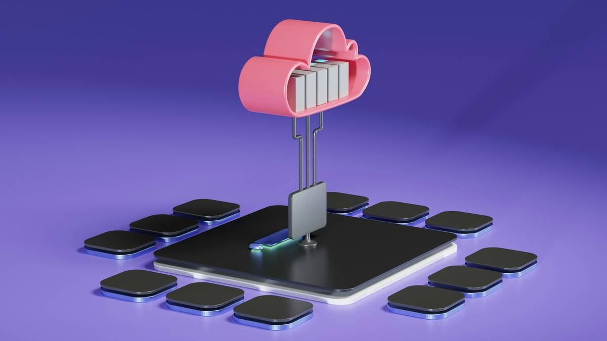 Infographic showing 32% average cloud waste in community clouds vs 27% in public clouds, with breakdown by idle VMs, unattached storage, and over-provisioned memory