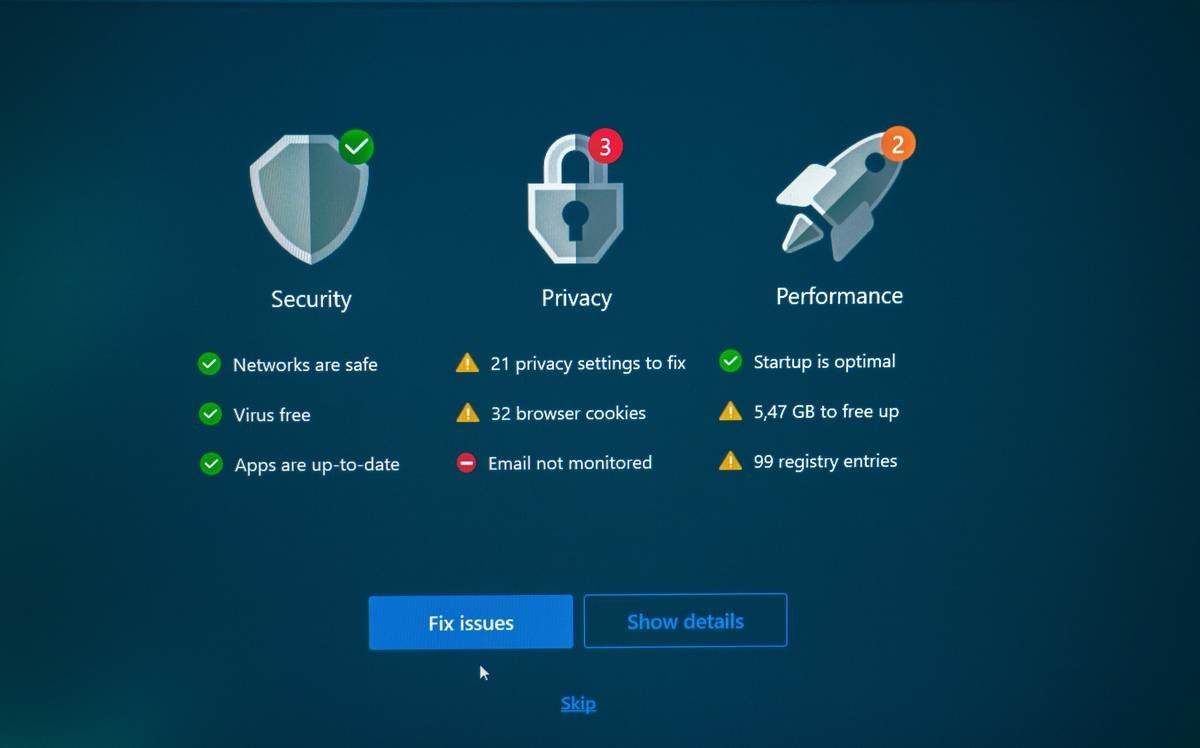 Security, privacy, and performance status with fix options.